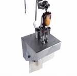 Facet w WC. Prezent z humorem