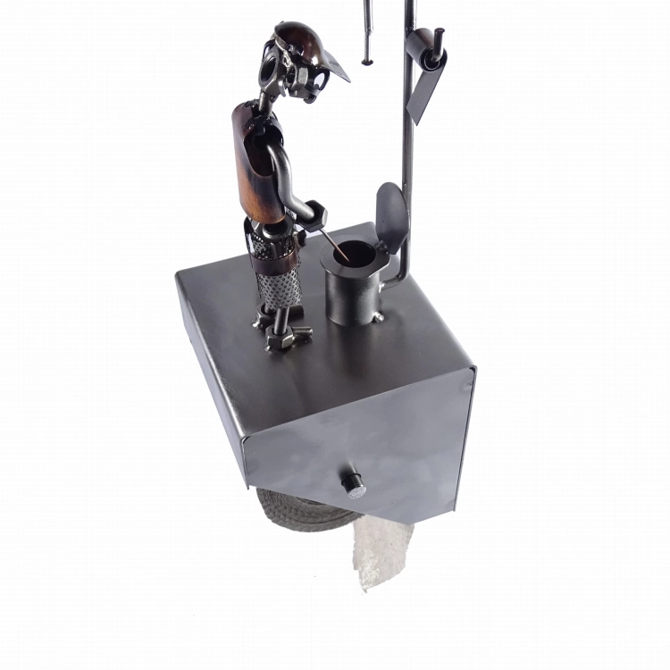 Facet w WC. Prezent z humorem