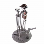 Przykład grawerunku podstawy figurki geodety