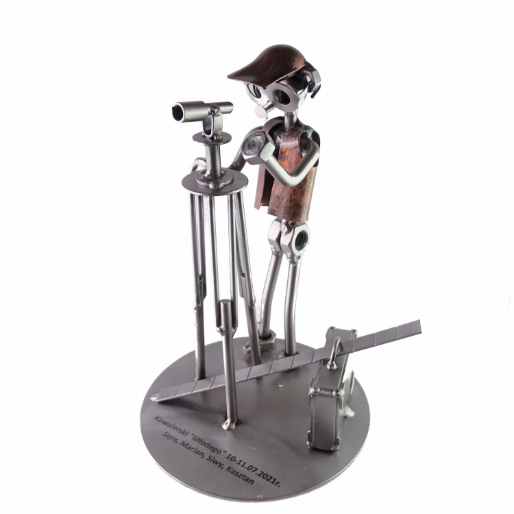 Przykład grawerunku podstawy figurki geodety