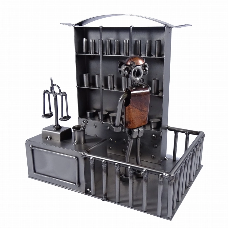 Metalowa figurka przedstawiająca pracownika apteki