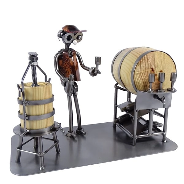 Metalowa figurka Winiarz