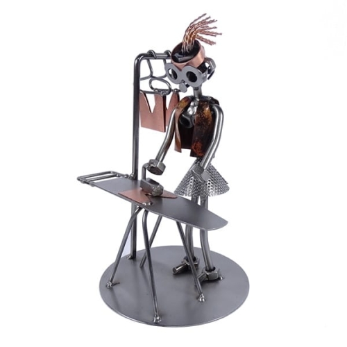 Metalowa figurka Kobieta prasująca