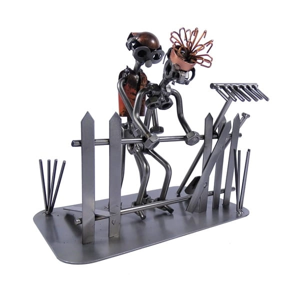 Metalowa figurka Sex na ogrodzie