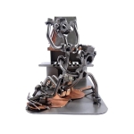 Metalowa figurka Sex przy kominku