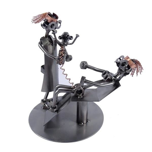 Metalowa figurka Położna