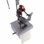 Metalowa figurka WC z gazetą