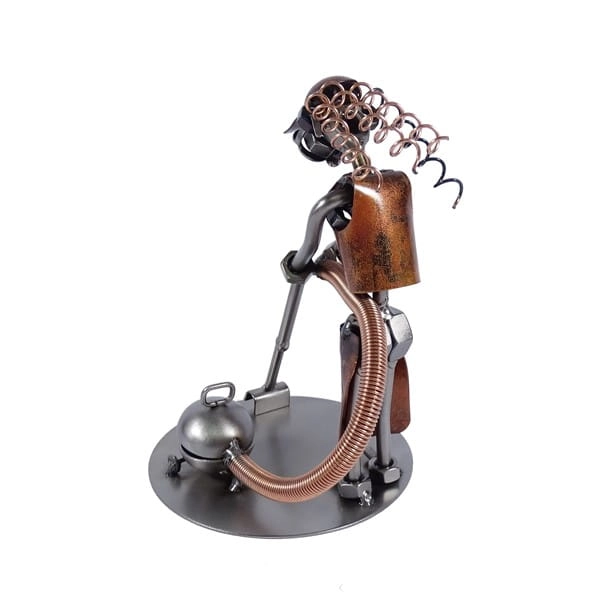Metalowa figurka Kobieta z odkurzaczem