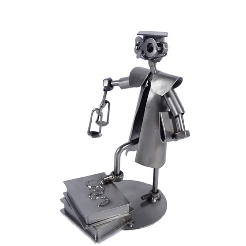 Metalowa figurka przedstawiająca w humorystyczny sposób sędziego