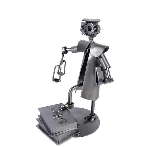 Metalowa figurka przedstawiająca w humorystyczny sposób sędziego