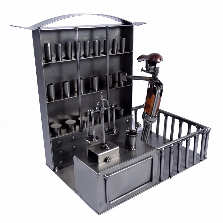 Metalowa figurka przedstawiająca farmaceutę