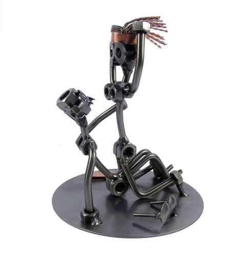Metalowa figurka Sex na podłodze