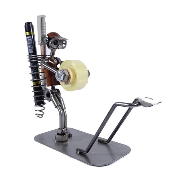 Metalowa figurka Piechur-taśma. Praktyczna dekoracja do biura