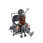 Mechanik przy silniku