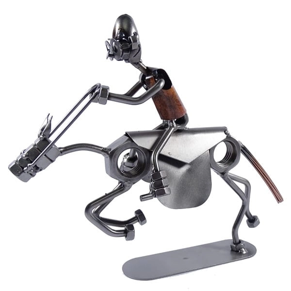 Metalowa figurka przedstawiająca Jeźdźca w galopie