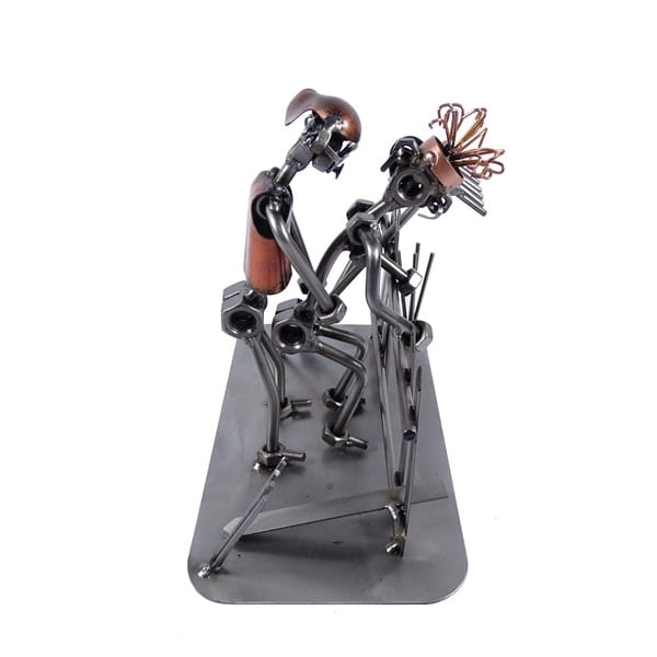 Metalowa figurka Sex na ogrodzie