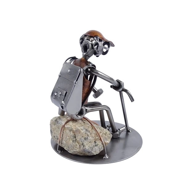 Metalowa figurka Turysta przy kamieniu.