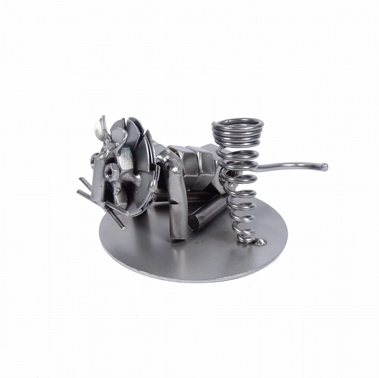 Metalowa figurka Lew siedzący.