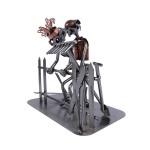 Metalowa figurka Sex na ogrodzie