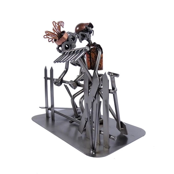 Metalowa figurka Sex na ogrodzie