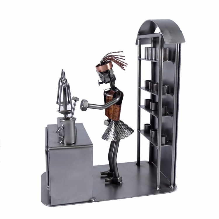 Metalowa figurka przedstawiająca Aptekarkę