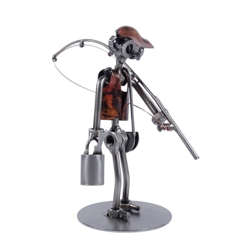 Metalowa figurka Wędkarz z wiaderkiem.