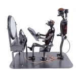 Metalowa figurka Fryzjer podczas strzyżenia