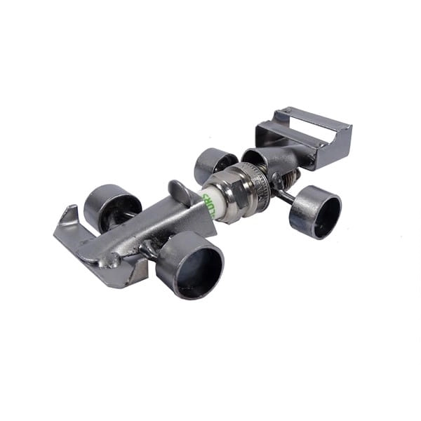 Metalowy model samochodu- formuły 1 ze świecy samochodowej