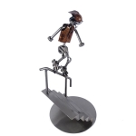 Metalowa figurka Skate na schodach