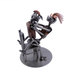 Metalowa figurka Sex ma krześle