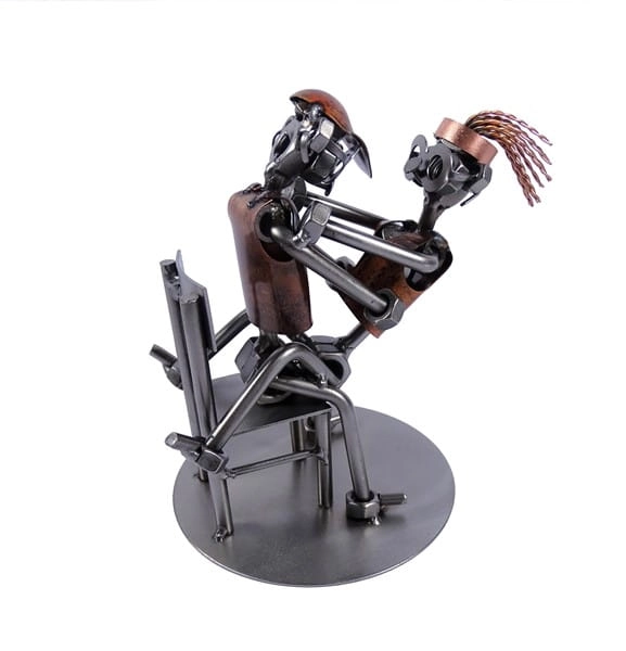 Metalowa figurka Sex ma krześle