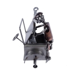 Mechanik przy silniku