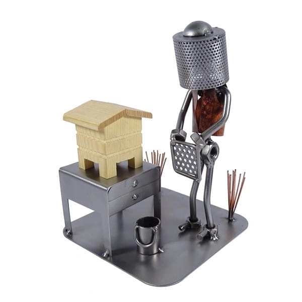 Metalowa figurka Pszczelarz.