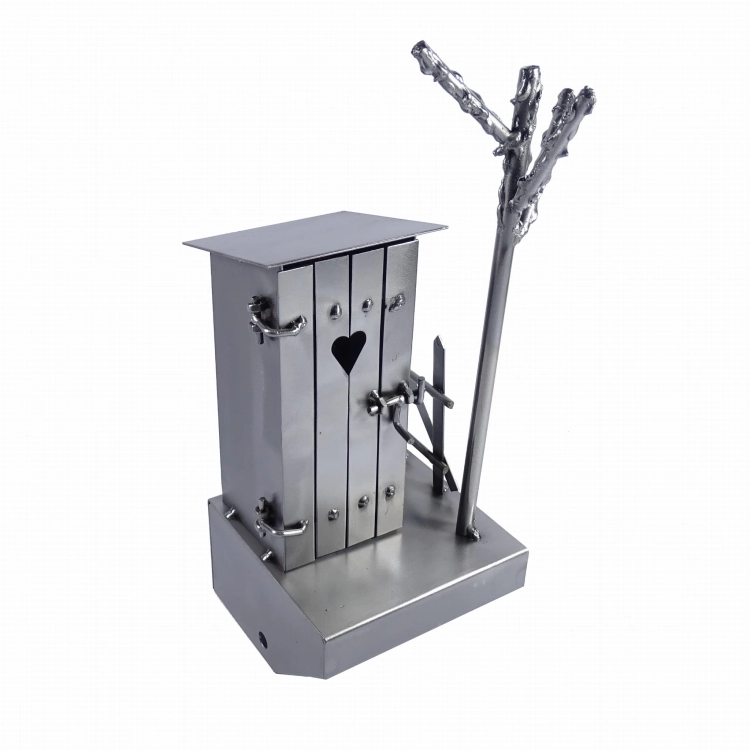 Metalowa figurka WC z serduszkiem w drzwiach