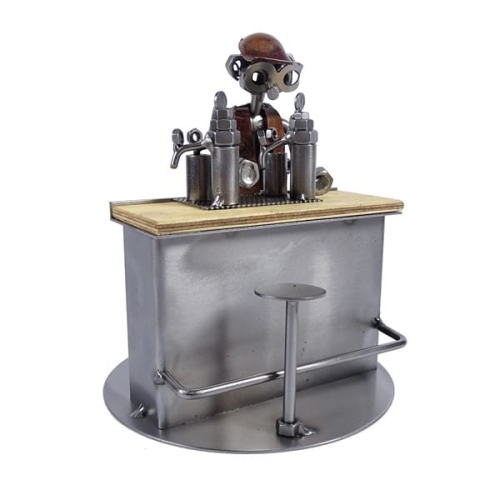 Metalowa figurka przedstawiająca Barmana przy pracy