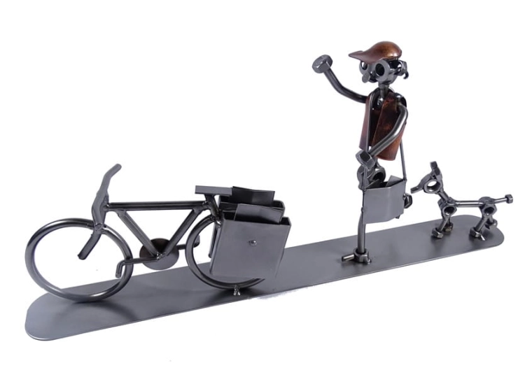 Metalowa figurka Listonosz