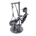 Metalowa figurka Mechanik przy silniku
