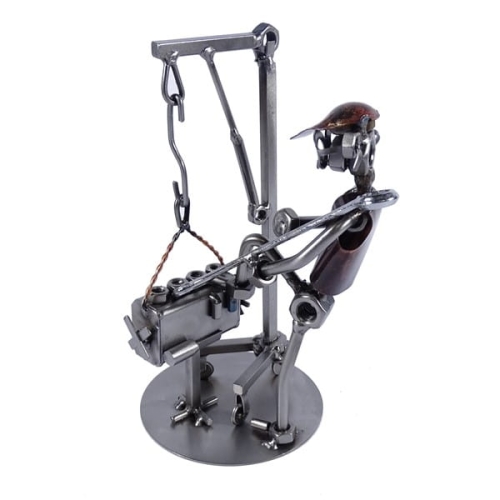 Metalowa figurka Mechanik przy silniku