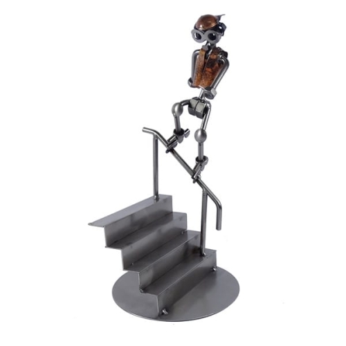Metalowa figurka Skate na schodach