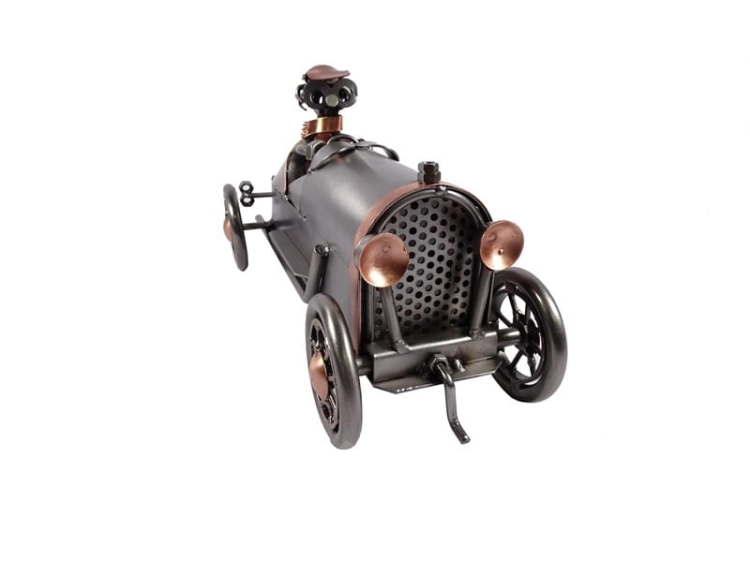 Metalowy model samochodu Bugatti.