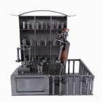 Metalowa figurka przedstawiająca Aptekarza