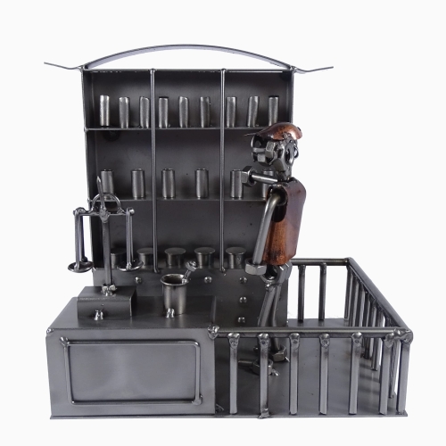 Metalowa figurka przedstawiająca Aptekarza