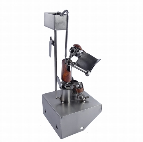 Metalowa figurka WC z gazetą