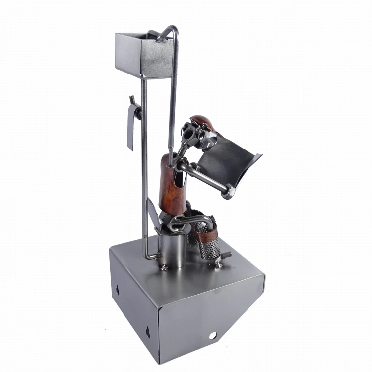 Metalowa figurka WC z gazetą