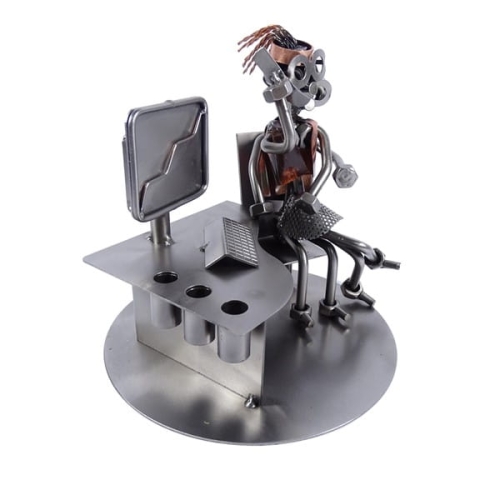 Metalowa figurka akt przy komputerze