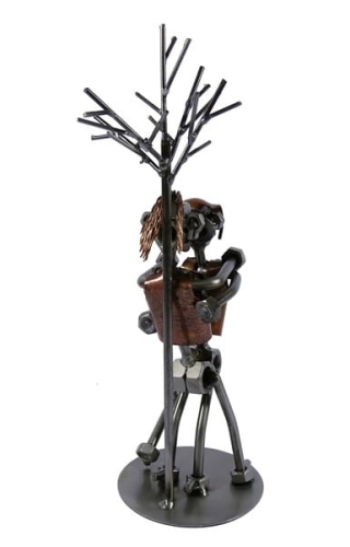 Metalowa figurka Sex pod drzewem