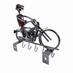 Metalowy model motocykla Harley jako wieszak