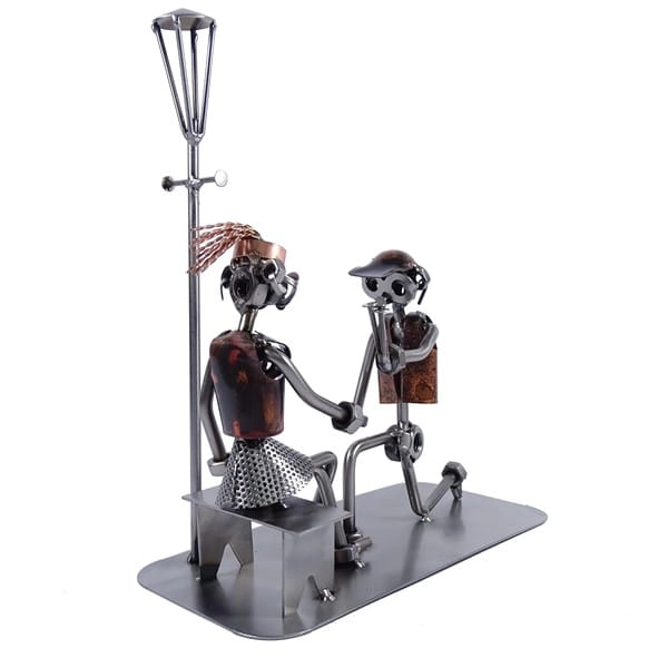 Metalowa figurka Zaręczyny przy ławce