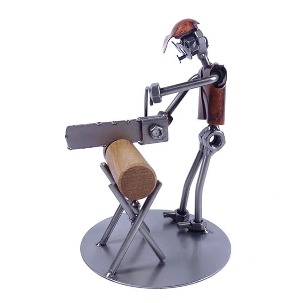 Metalowa figurka Drwal przy pracy