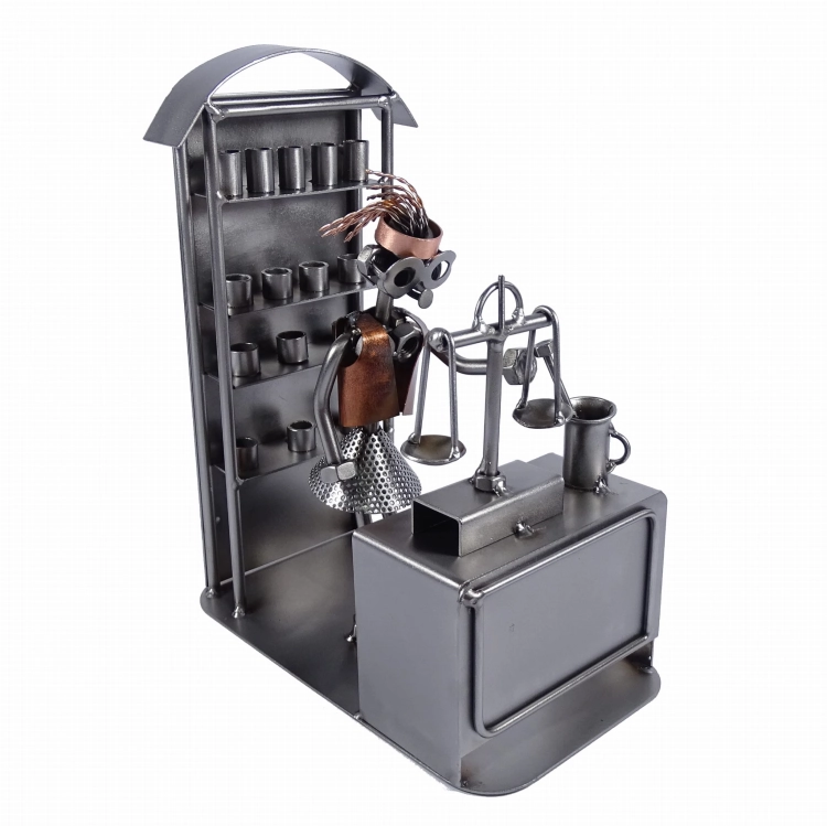 Metalowa figurka przedstawiająca farmaceutkę